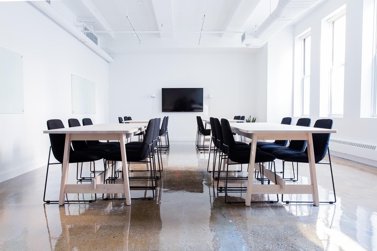 Sprzątanie przestrzeni coworkingowej — codzienne vs tygodniowe