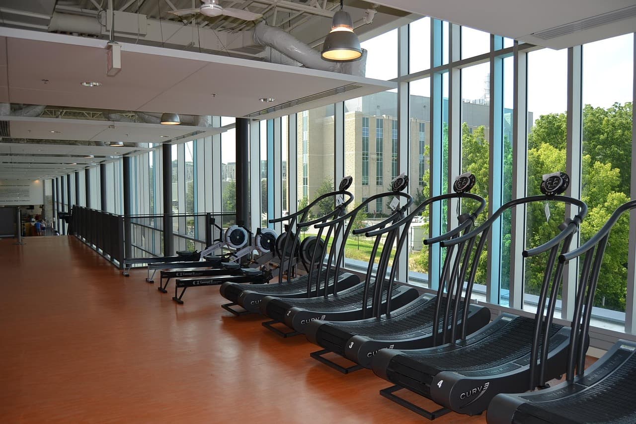Sprzątanie klubu fitness — strefy cardio, siłownia, szatnie