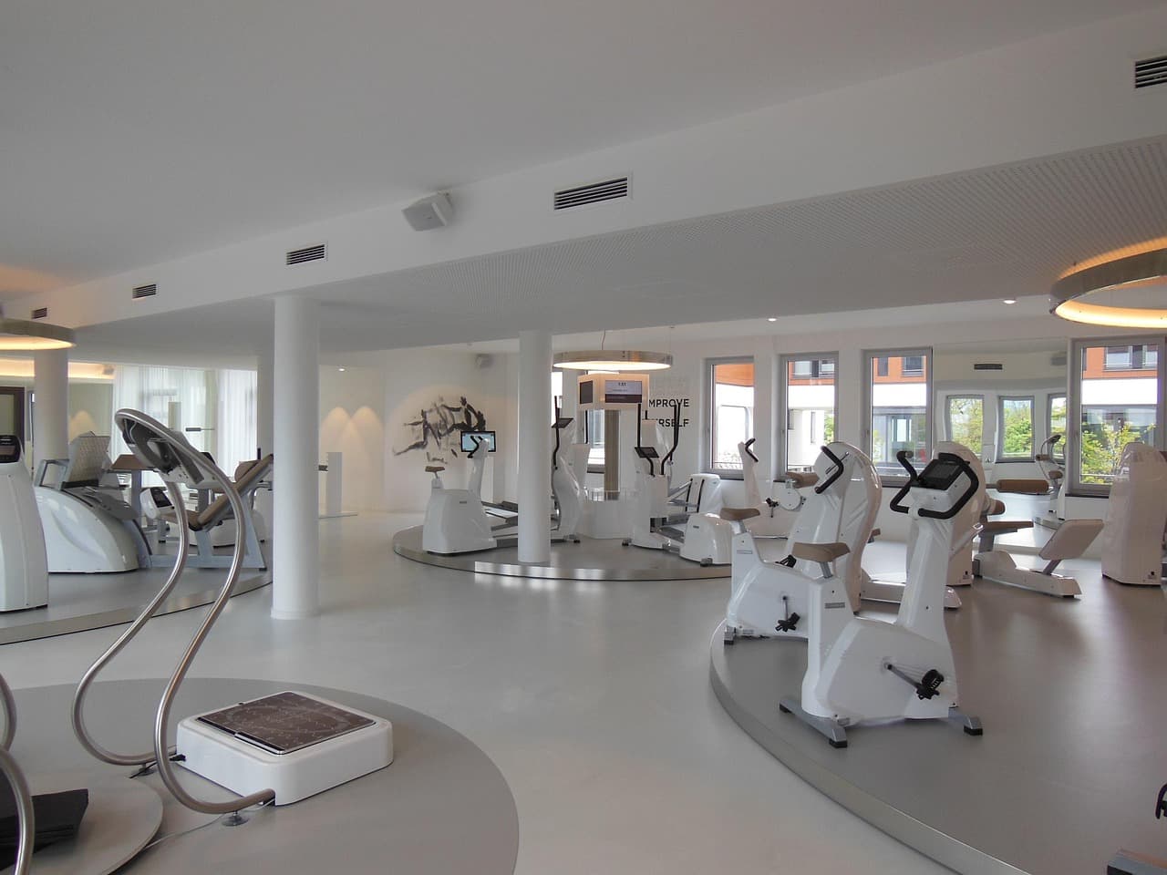Sprzątanie studia fitness boutique — różnica vs duży klub