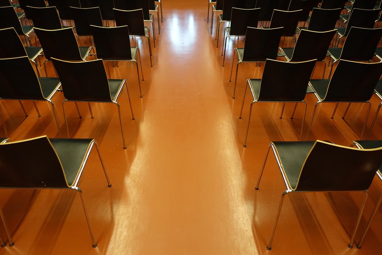 Pusta sala konferencyjna z rzędami krzeseł — sprzątanie eventów i konferencji Reefa Kraków Katowice